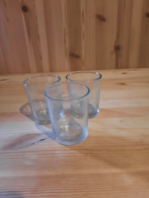 3 lasiastiaa tuikuille