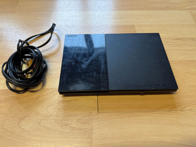 PS2 Slim -konsoli ja kuvapiuha