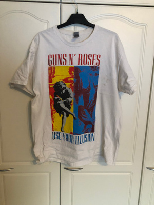 Keikkapaita: Guns n’ Roses Use Your Illusion. Koko: XL.