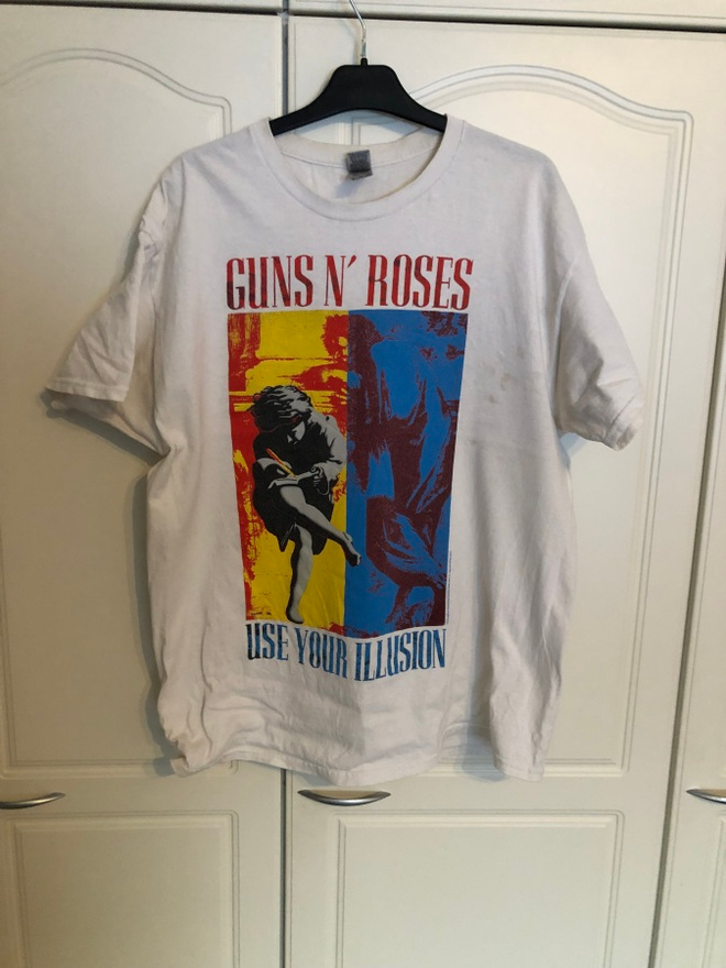 Keikkapaita: Guns n’ Roses Use Your Illusion. Koko: XL.