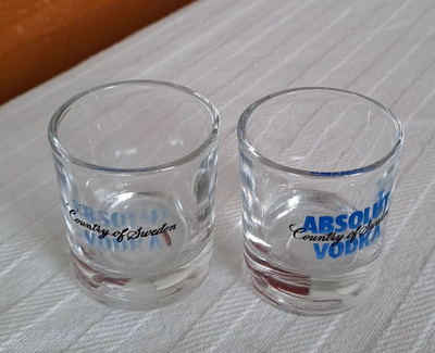 2 kpl Absolut vodka snapsilasia