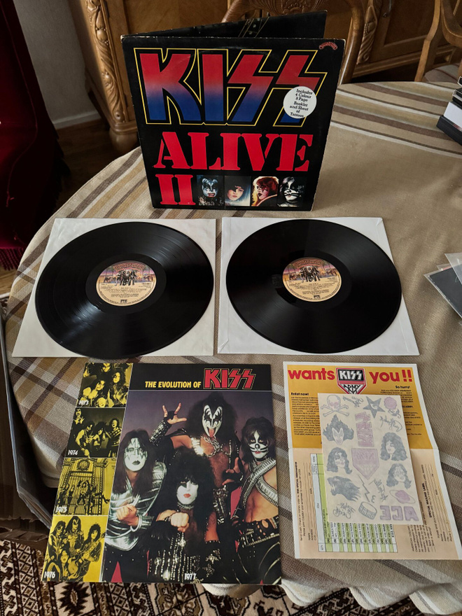 Kiss - Alive 2 - Orig. Uk + liitteet!