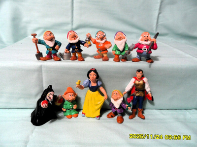 HYVÄKUNTOISET DISNEY LUMIKKI JA 7 KÄÄPIÖTÄ FIGUURIT /GERMANY