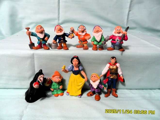 HYVÄKUNTOISET DISNEY LUMIKKI JA 7 KÄÄPIÖTÄ FIGUURIT /GERMANY