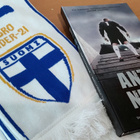 Pikkuhuuhkajat EM 2025 kaulaliina + Antti Niemi DVD-boksi - pikkukuva 5