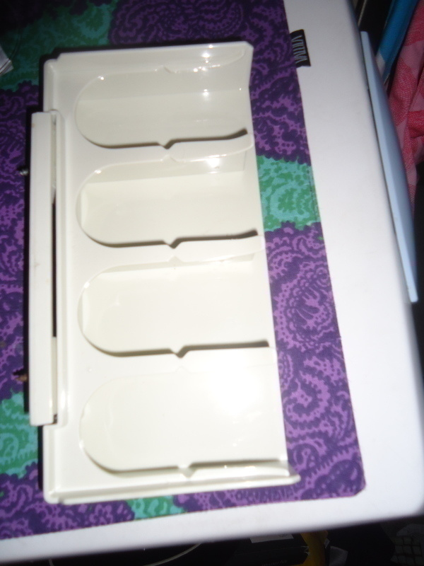 Tupperware mahtuvat  maustepurkkien maustehylly