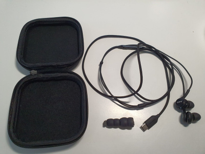 Samsung AKG USB-C kuulokkeet + kotelo
