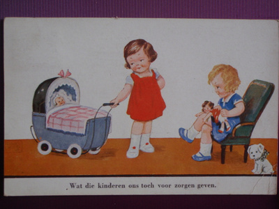 Tytöt hoitavat nukkejaan VANHA -40