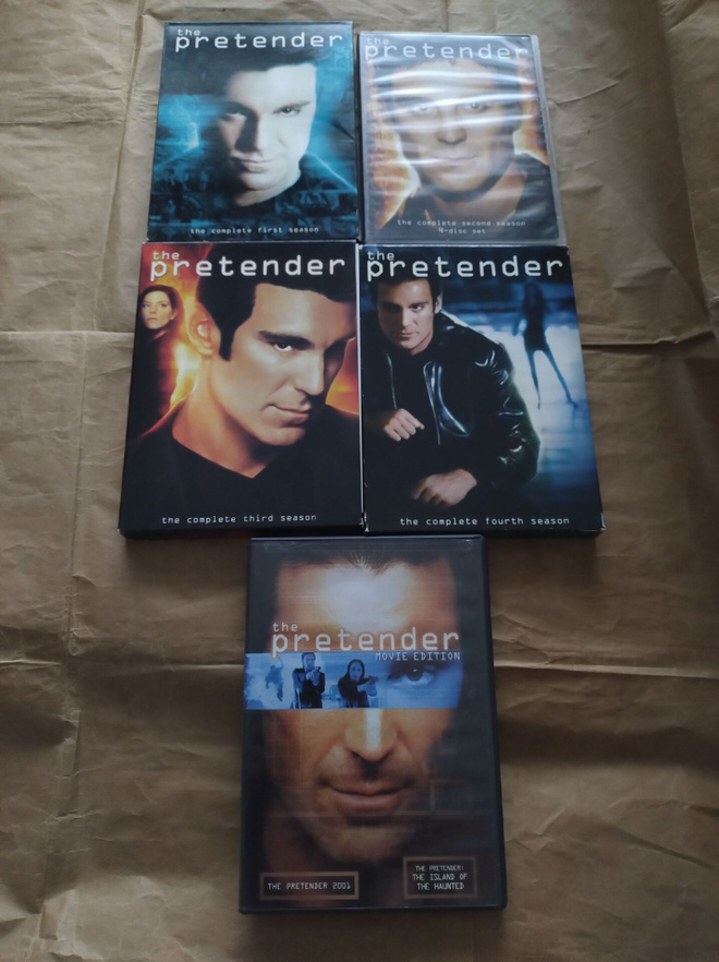 Pretender kaudet 1-4 sekä 2 elokuvaa (DVD) (17 levyä)