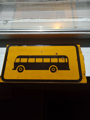 Vanha liikennemerkki paikallisliikenteen bussipysäkki kyltti