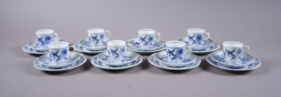 1210. 24-osaa Meissen 'Zwiebelmuster' kahviastiasto, Saksa.