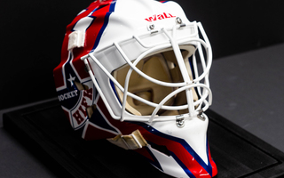 3. Niko " Pappi " Hovinen maski Game Worn vitriinissä