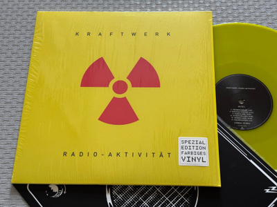 Kraftwerk – Radio-Aktivität (HUIPPULAATU LP)