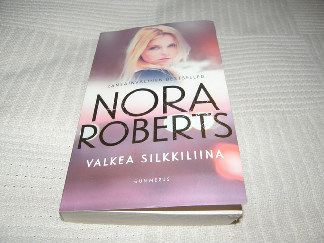 Nora Roberts Valkea silkkiliina   -pok
