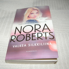 Nora Roberts Valkea silkkiliina   -pok - pikkukuva 1
