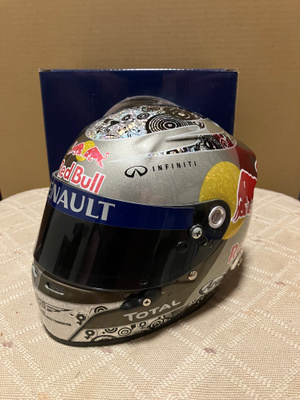 2010 Sebastian Vettel Red Bull Racing 1:2 Mini Helmet