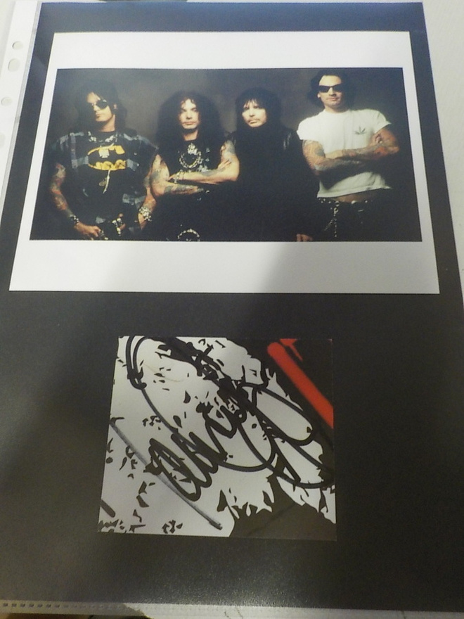 JOHN CORABI NIMIKIRJOITUS + MÖTLEY CRUE KUVA