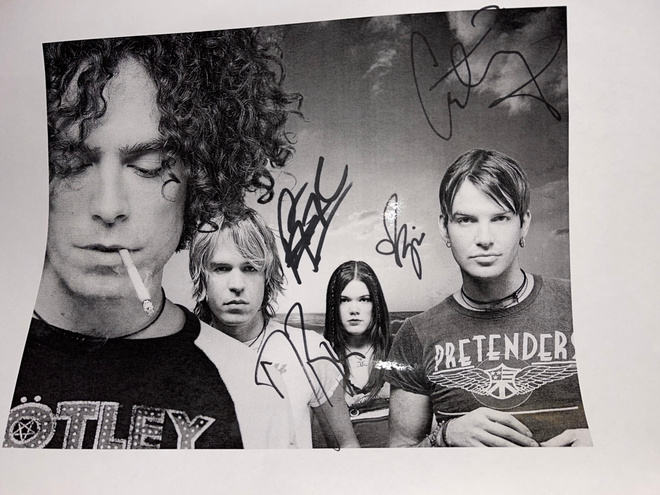 The Dandy Warhols -yhtyeen nimikirjoitukset paperilla