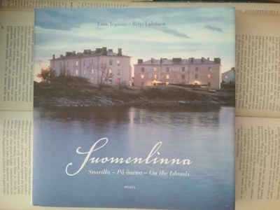Suomenlinna: Saarilla / På öarna / On the Islands (sid.)