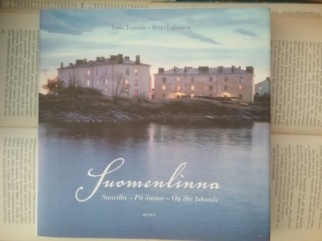 Suomenlinna: Saarilla / På öarna / On the Islands (sid.)