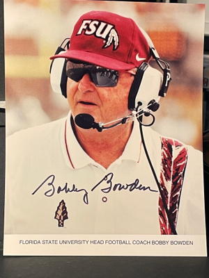 Bobby Bowden nimikirjoitus promokuvassa