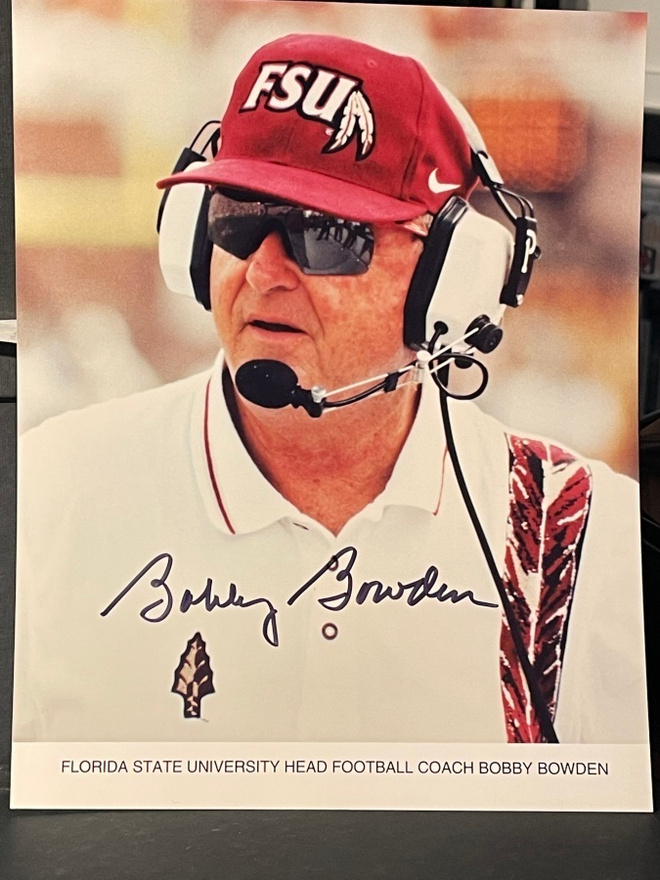 Bobby Bowden nimikirjoitus promokuvassa
