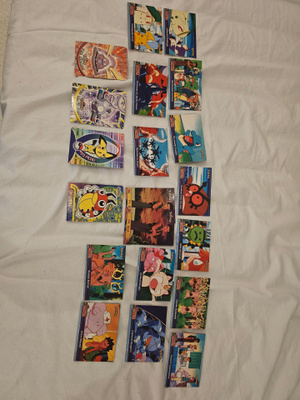 Kasa Pokemon kortteja sekä tarroja