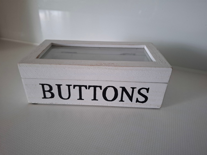 Puinen säilytysrasia napeille, valkoinen