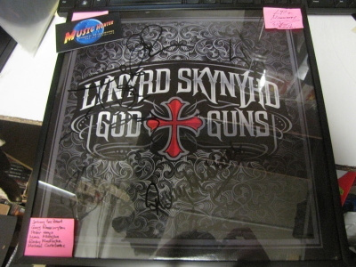 LYNYRD SKYNYRD -GOD GUNS LP RAAMEISSA  KUUDELLA NIMMARILLA