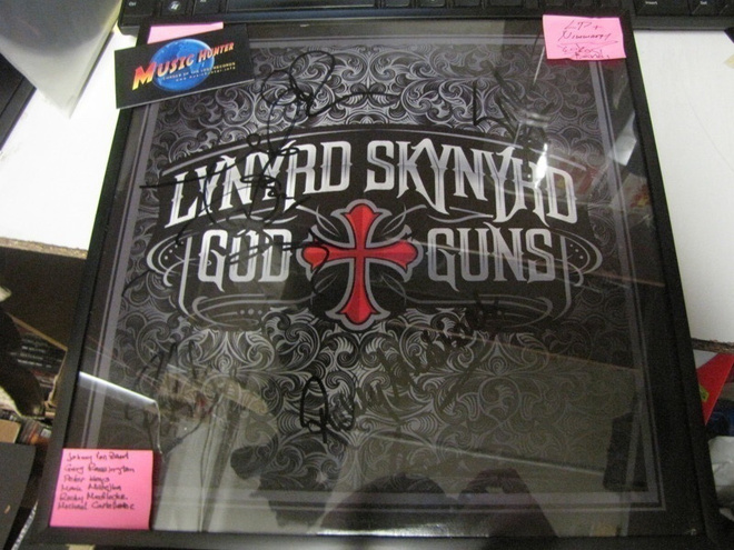 LYNYRD SKYNYRD -GOD GUNS LP RAAMEISSA  KUUDELLA NIMMARILLA