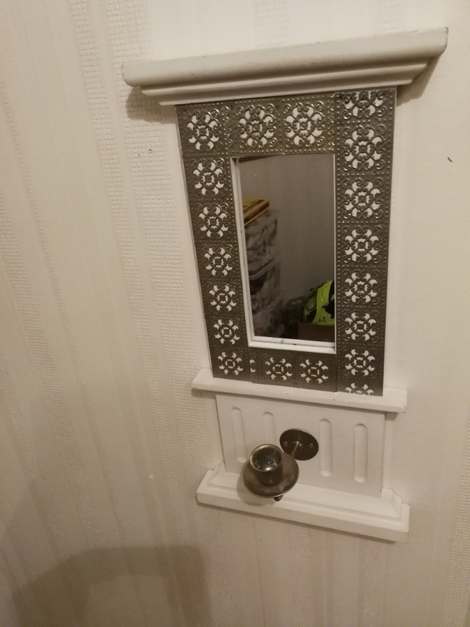 Puinen hopeakuvioitu kynttilälampetti