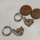 NWOT Dog Mom Embrace Huggie Two Tone Earrings - pikkukuva 3