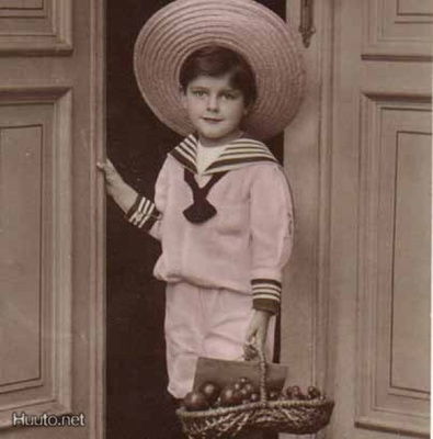 LAPSI / Lierihattuinen poika ja hedelmäkori. 1900-l.