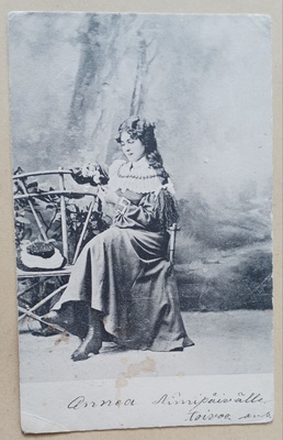 Nuori leidi ja lintu penkillä, mv pk, p. 1905