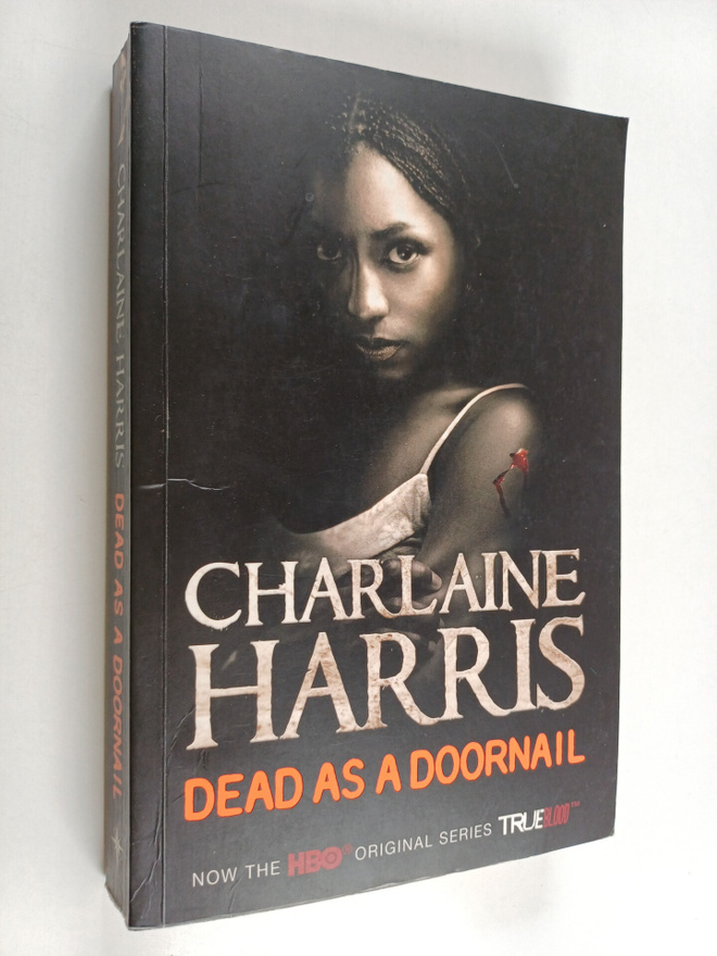 Charlaine Harris : Dead as a doornail