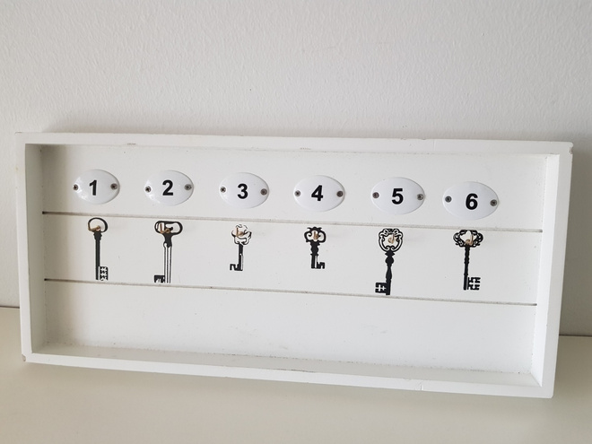 Valkoinen Avainteline / Avainnaulakko - Keys