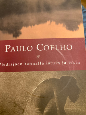 PAULO COELHO: PIEDRAJOEN RANNALLA ISTUIN JA ITKIN