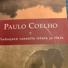 PAULO COELHO: PIEDRAJOEN RANNALLA ISTUIN JA ITKIN - pikkukuva 1