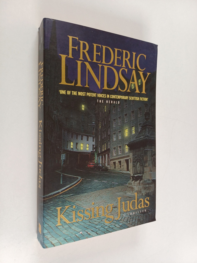 Frederic Lindsay : Kissing Judas