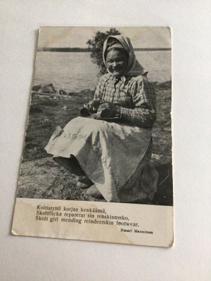 Kolttatyttö korjaa kenkäänsä 1957