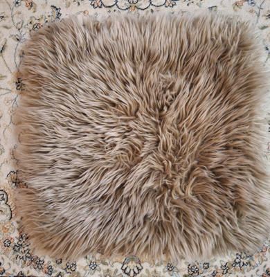 Pörröinen beige tyynyliina 40 X 40 cm