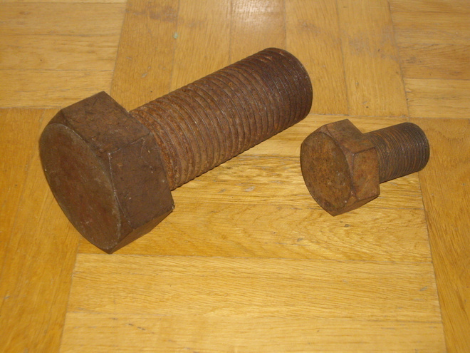 Jättikokoinen PULTTI korkeus 20cm paino 5kg