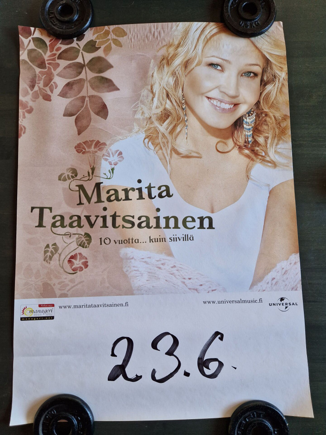 Marita Taavitsainen keikkajuliste 46 .50×42cm