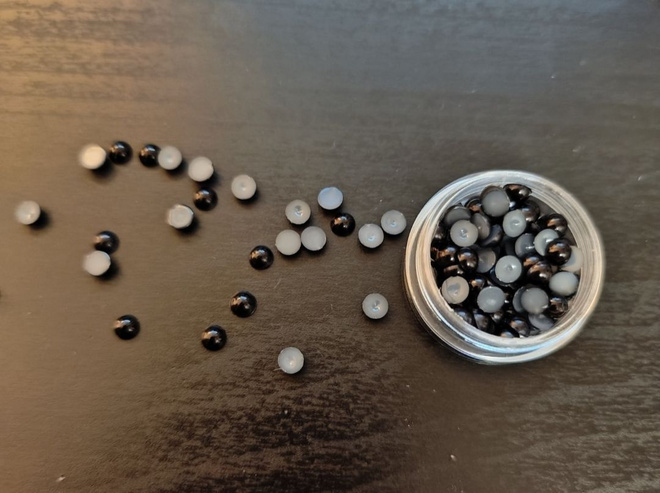 4mm mustia helmenpuolikkaita 100 kpl