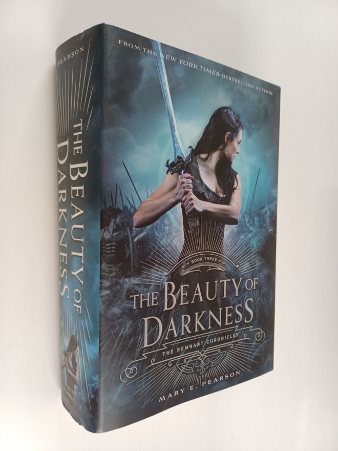 Mary E. Pearson : The Beauty of Darkness