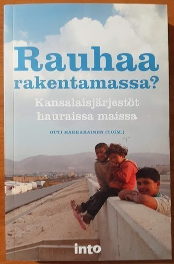 Outi Hakkarainen (toim.): Rauhaa rakentamassa?
