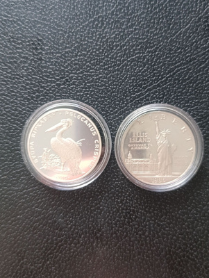 2 hopeakolikkoa