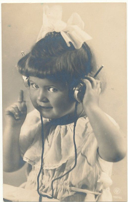Tyttönen kuulokkeineen - kulk. 1927