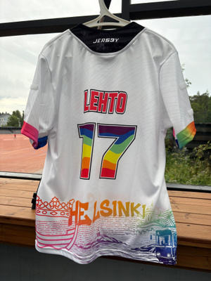 Puna-Mustat game worn Pride pelipaita #17 Leevi Lehto
