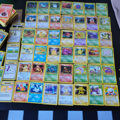 Pokemon kortteja vuodelta 1999-2000